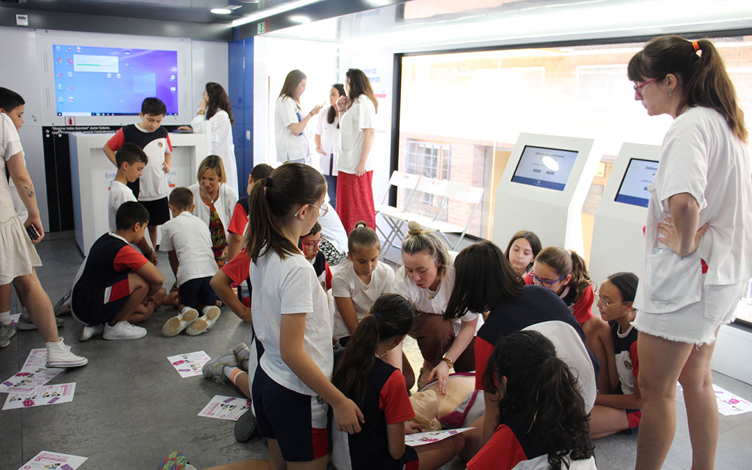 Talleres de primeros auxilios y reanimación cardiopulmonar con escolares. / B. Severino