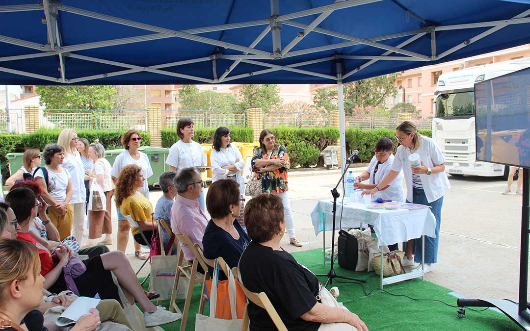 Sesión informativa abierta a la ciudadanía sobre cómo actuar ante la disfagia. Demostración de espesantes. / B. Severino