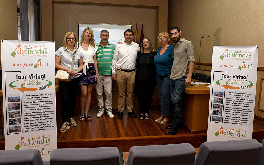 Presentación del 'Tour Virtual' en el ayuntamiento con el alcalde y el edil de comercio. / Ayto. Alcañiz