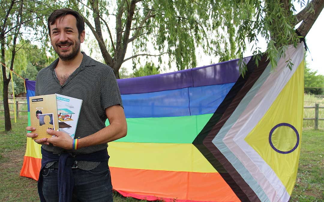 El escritor manchego Luis Maura, en Alcorisa, en el Día del Orgullo LGTBIQ+ que organizaron las AMAS Rural y donde firmó sus dos libros y participó en la mesa redonda sobre sexilio. / B. Severino