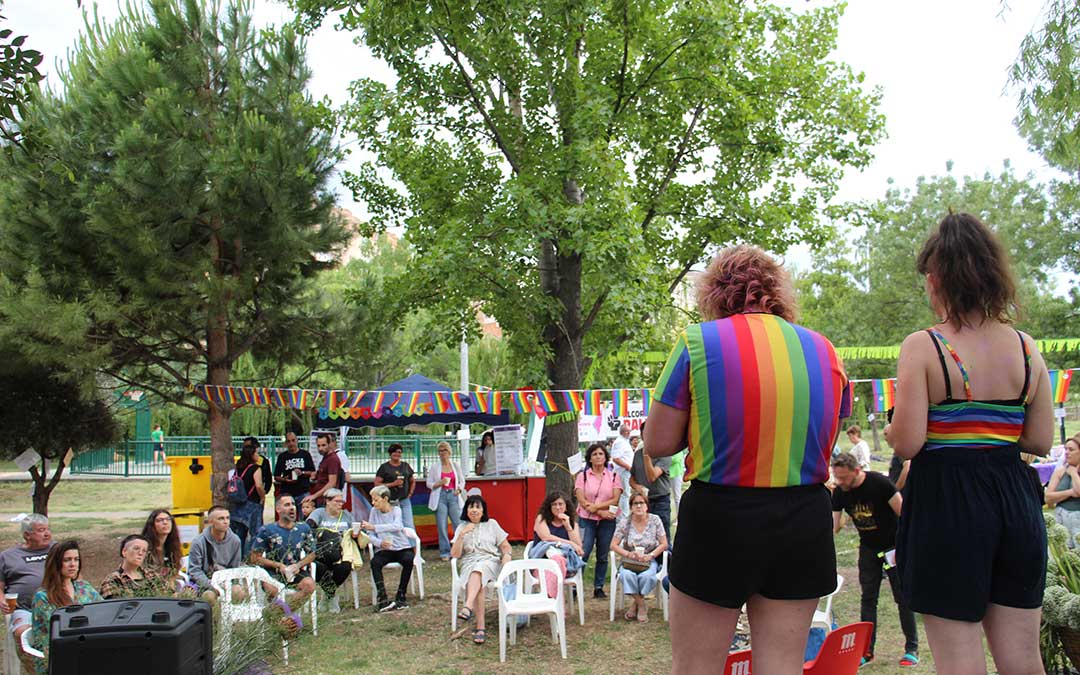 Pregón en 2024 de las AMAS Rurales para empezar la celebración del Orgullo LGTBIQ+ en Alcorisa con las AMAS Rurales. / B. Severino
