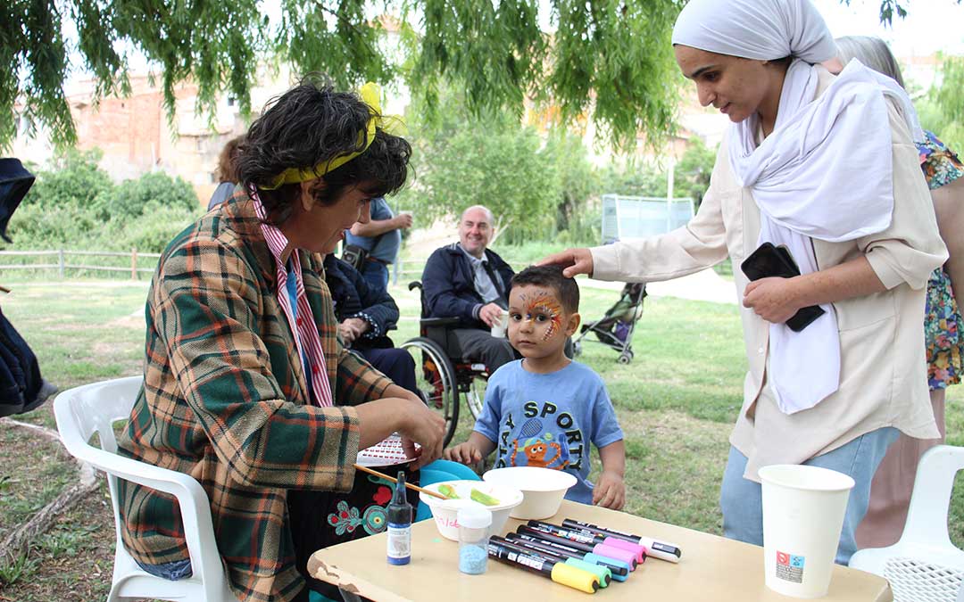 El Políglota Teatro se encargó del espacio infantil con pintacaras y lugar creativo. / B. Severino