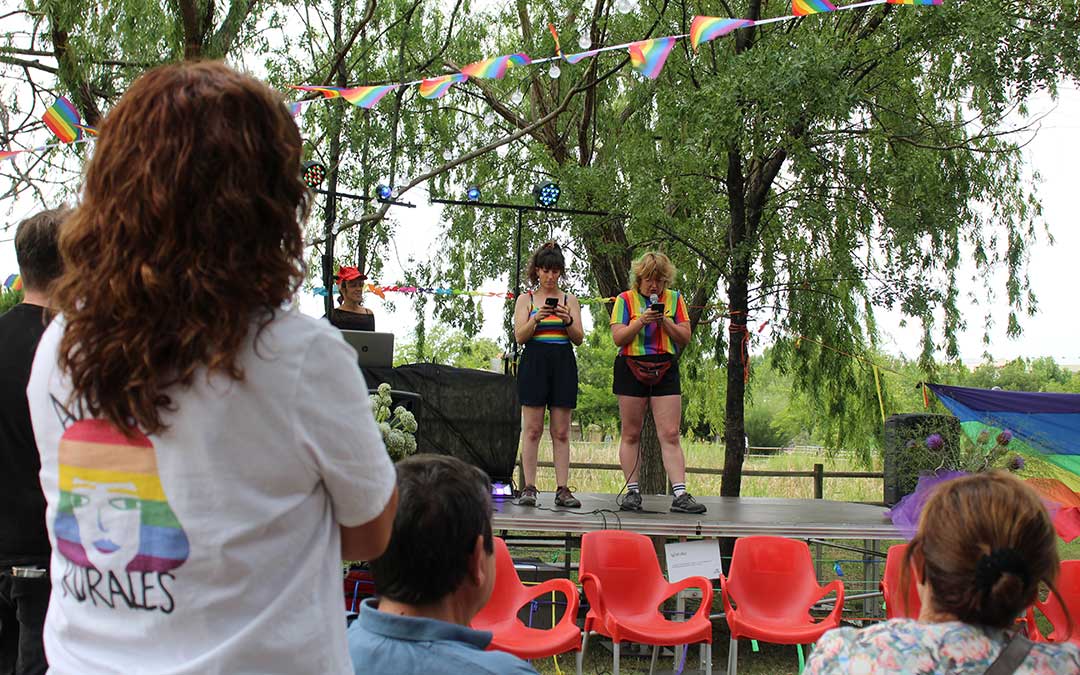 Pregón de las AMAS Rurales para empezar la celebración del Orgullo LGTBIQ+ en Alcorisa con las AMAS Rurales. / B. Severino