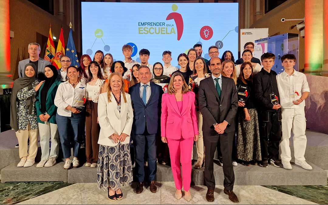 Los premiados en todas las categorías de los Premios Emprender en la Escuela con la consejera y autoridades / DGA