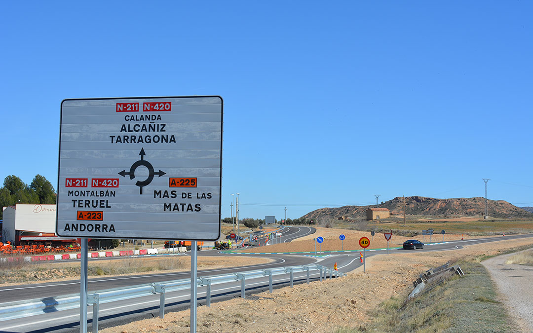 La nueva rotonda se hizo para mejorar la seguridad y conecta Alcorisa con la variante y Aguaviva y Mas de las Matas. / C.O.