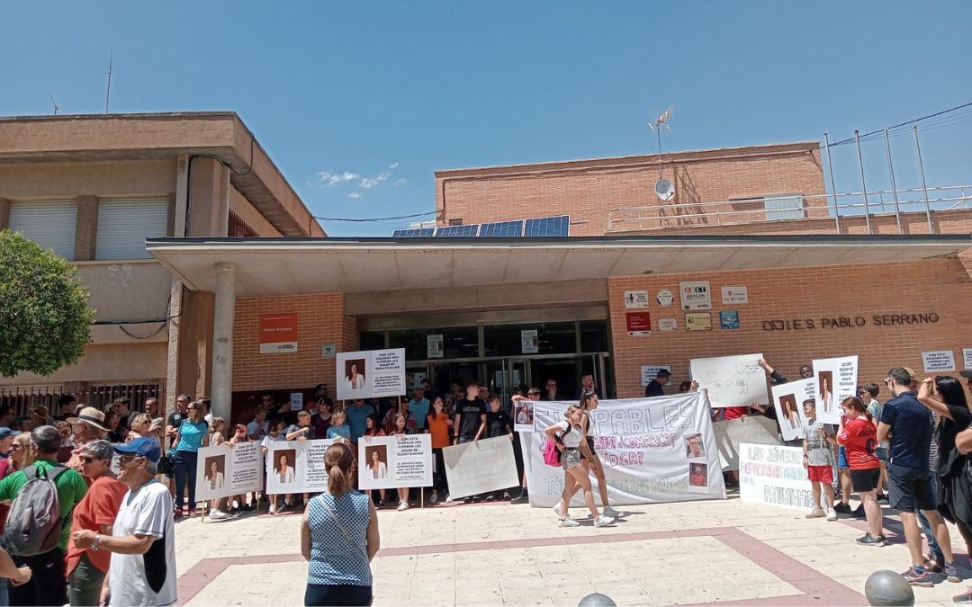 Concentración en el IES Pablo Serrano de Andorra contra el cierre de las aulas./ M.G.