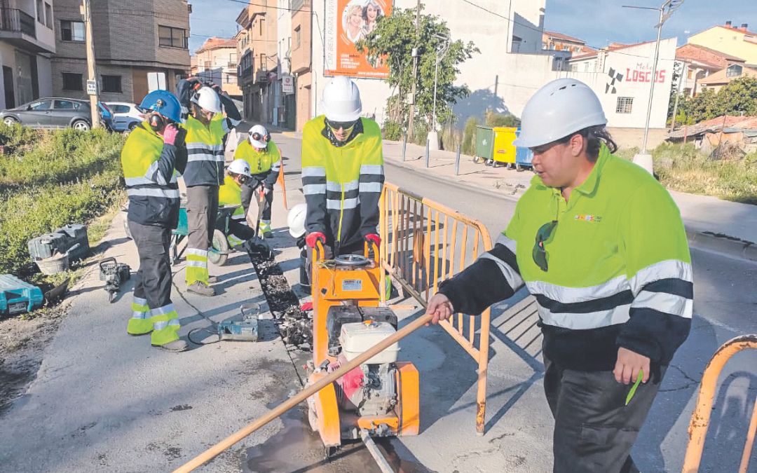 Parte de los alumnos del programa experiencial encargados de los trabajos./ Ayto. de Andorra.