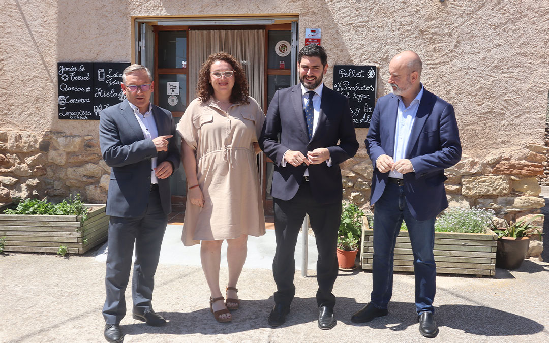 Joaquín Juste, Danae Bazán, Alejandro Nolasco y Juan Manuel Hernández en en 'El Antiguo Horno' de Bello, donde se han dado a conocer las ayudas./ DGA