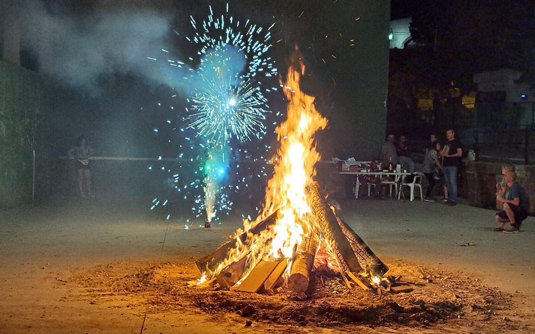 En Arens de Lledó se cumplió con el ritual de la tradicional hoguera de Sant Joan./ X.C.