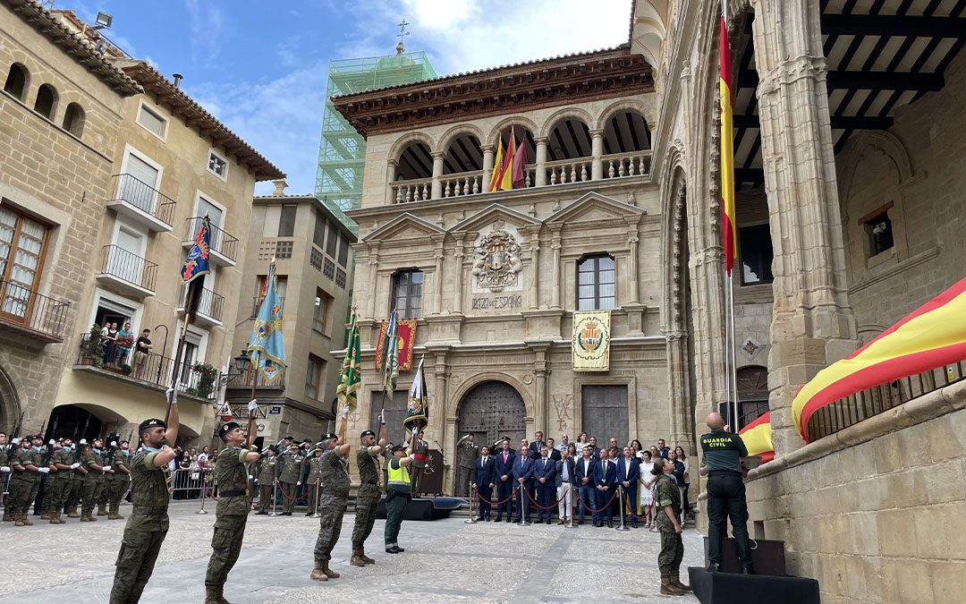 El Ejército de Tierra en Aragón (RIET Aragón), Subdelegación de Defensa en Teruel y la Comandancia de la Guardia Civil de Teruel realizaron un arriado de bandera este miércoles en Alcañiz para conmemorar el décimo aniversario de la proclamación de Felipe VI./ María Celiméndiz