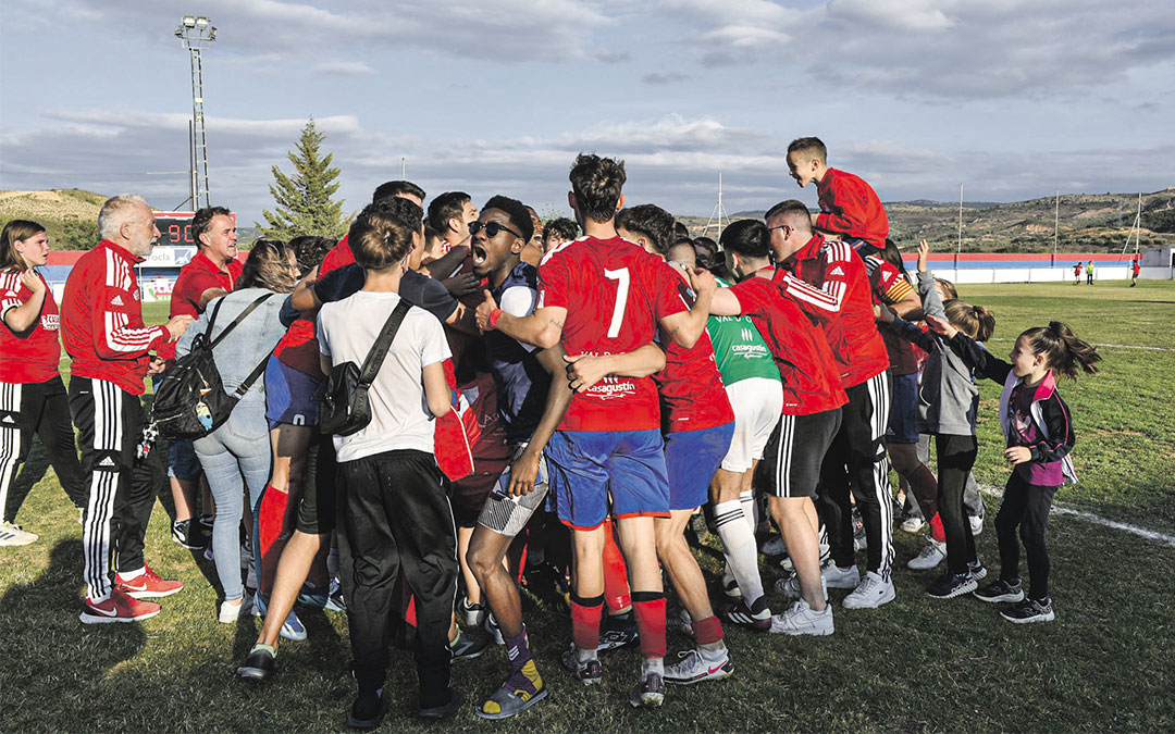 Afición y equipo saltaron al campo a celebrar el ascenso./ Tomás Montero