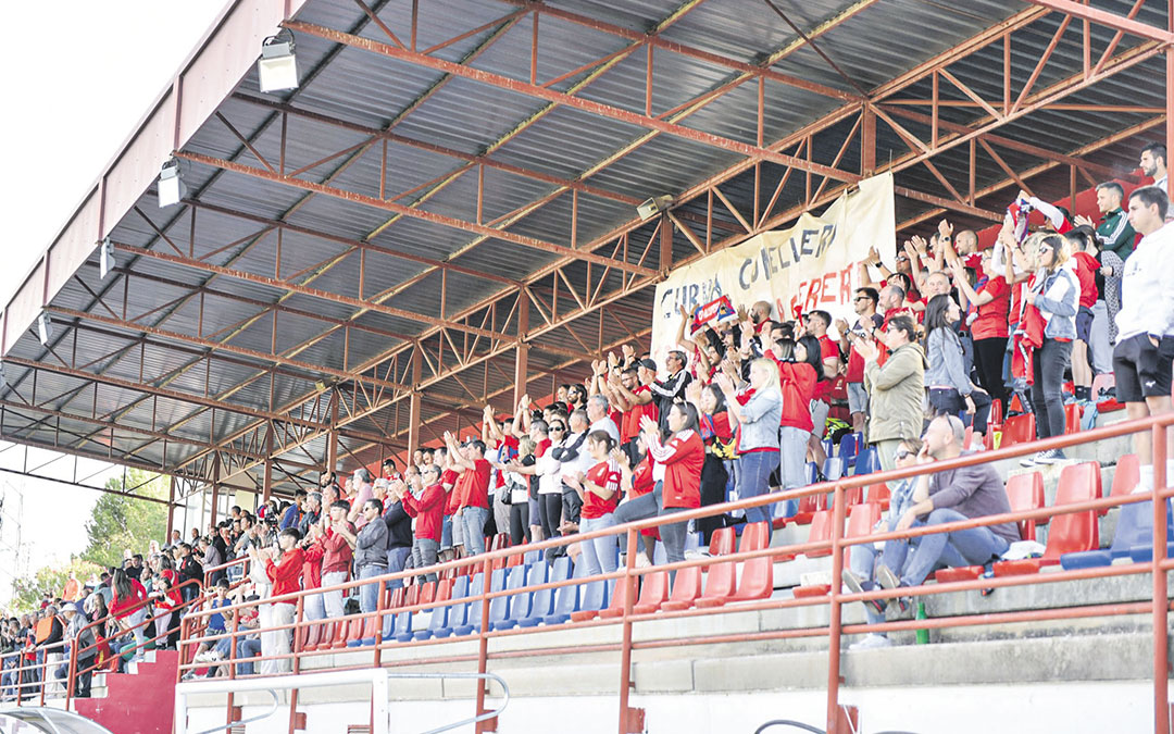 La grada animó al equipo hasta el pitido final./ Tomás Montero