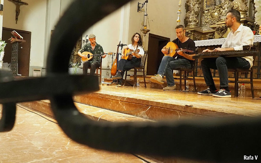 Actuación de Ataxía en la Iglesia durante el concierto inicial./Rafael Valenzuela