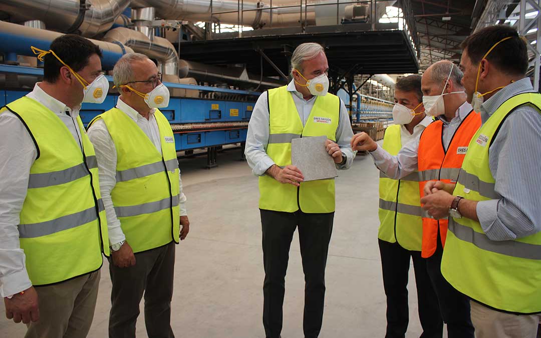 El presidente de Aragón, Jorge Azcón, ha visitado este martes la planta de Gres Aragón en Alcañiz junto al alcalde, Miguel Ángel Estevan; el director de la empresa, Marco Lahoz; y otros responsables de la compañía / L. Castel