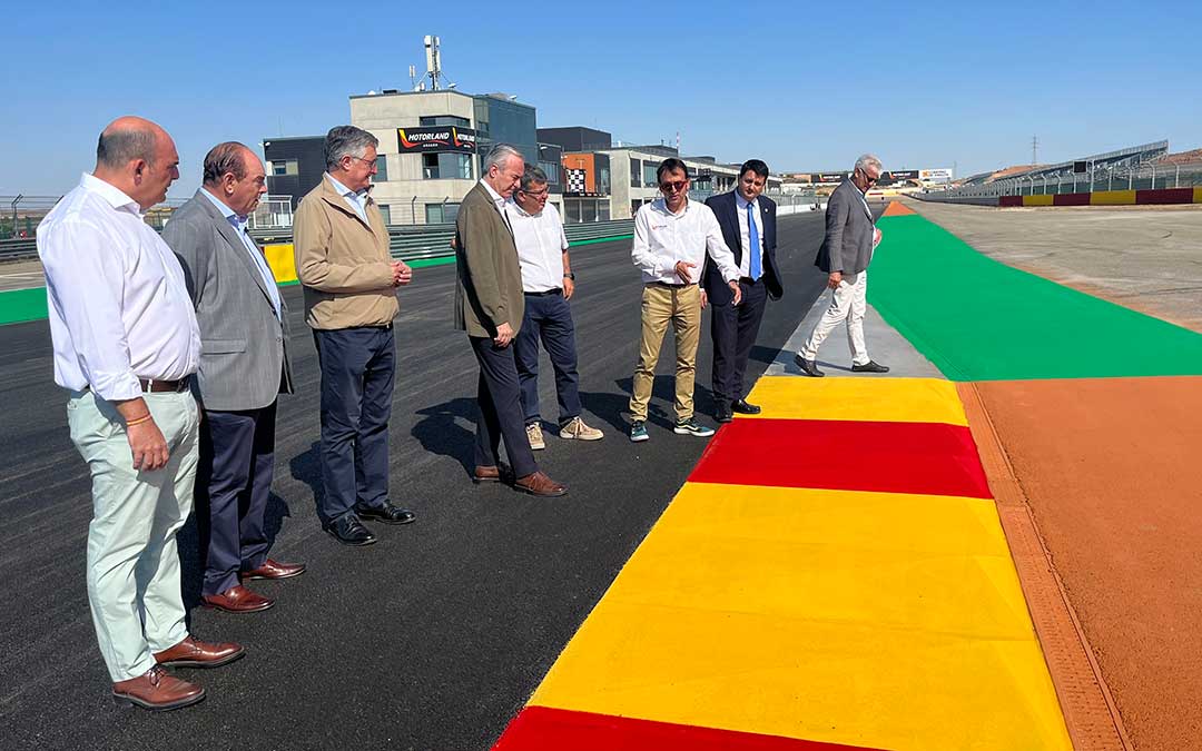 El presidente Azcón ha visitado este martes Motorland para conocer el reasfaltado del circuito de la mano de su gerente / L. Castel