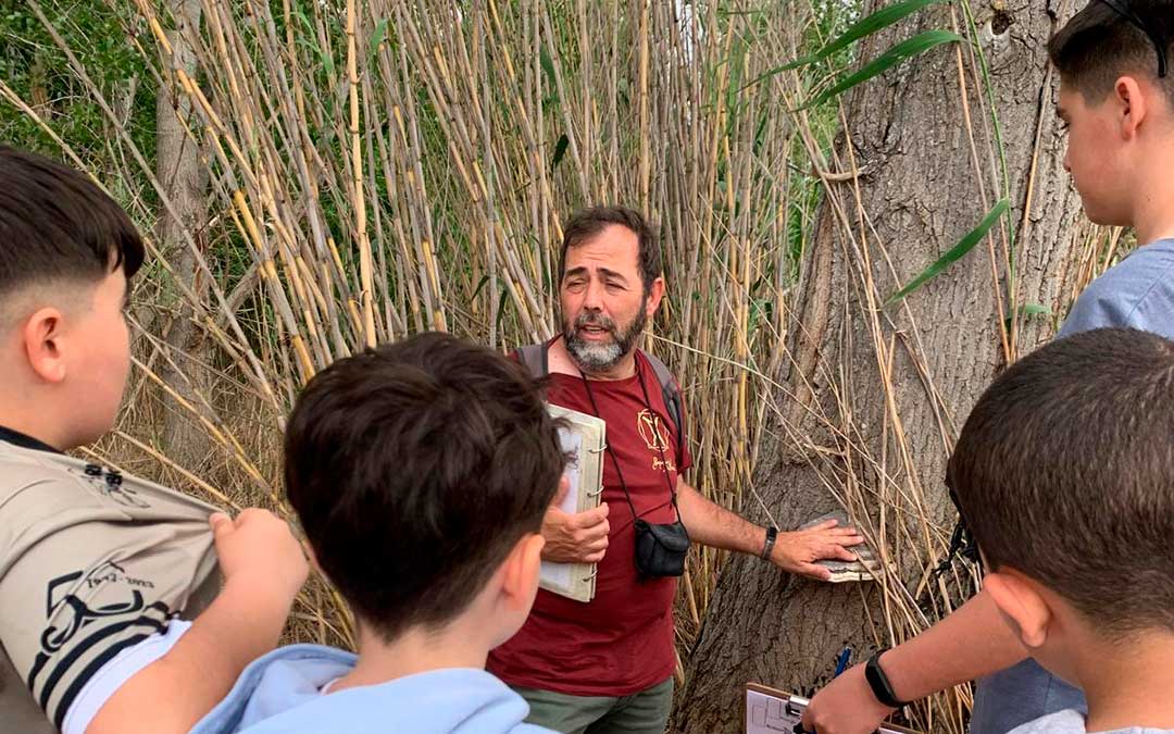 Una de las actividades de ‘En la calle’ con jóvenes interesados por conocer su entorno natural. / Juventud Bajo Martín