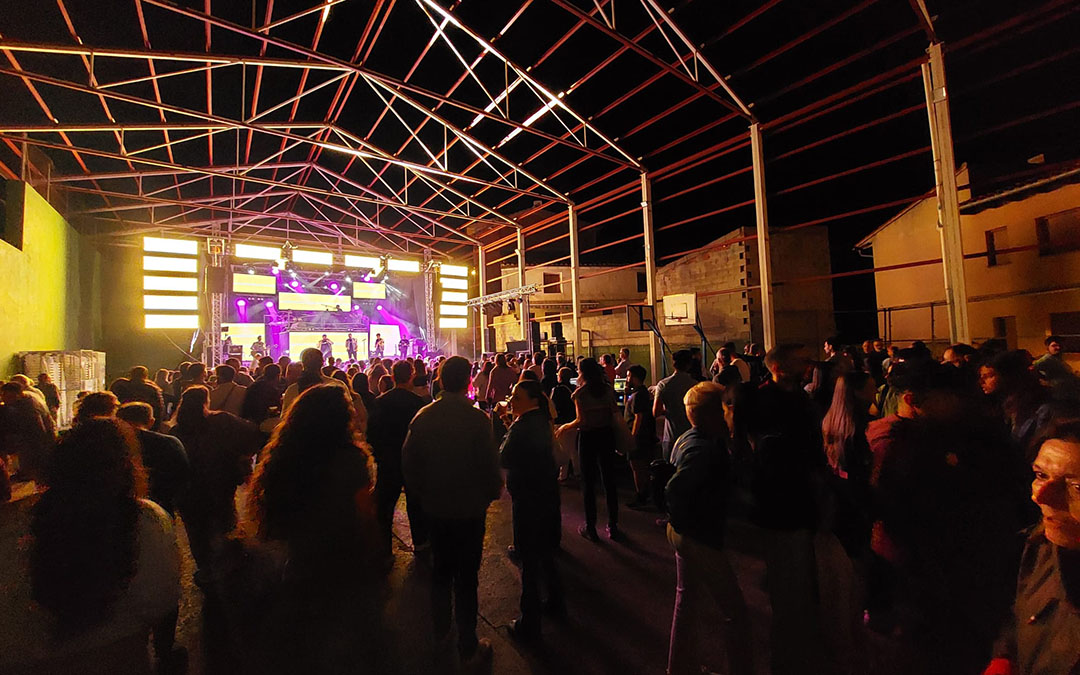 En Beceite la orquesta se alargó hasta altas horas de la madrugada./ J.L.