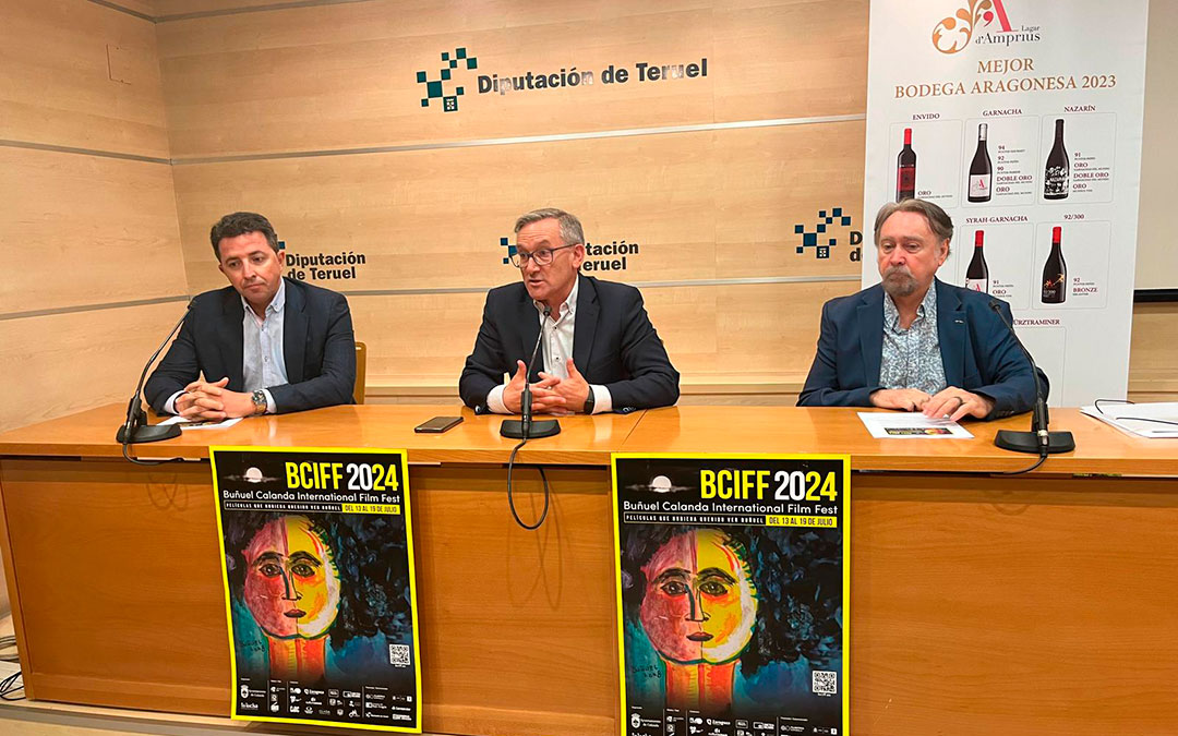 Presentación del Buñuel International Film Fest en la Diputación de Teruel entre el alcalde de Calanda, Alberto Herrero; el presidente provincial, Joaquín Juste; y el director del certamen, Javier Espada./ DPT