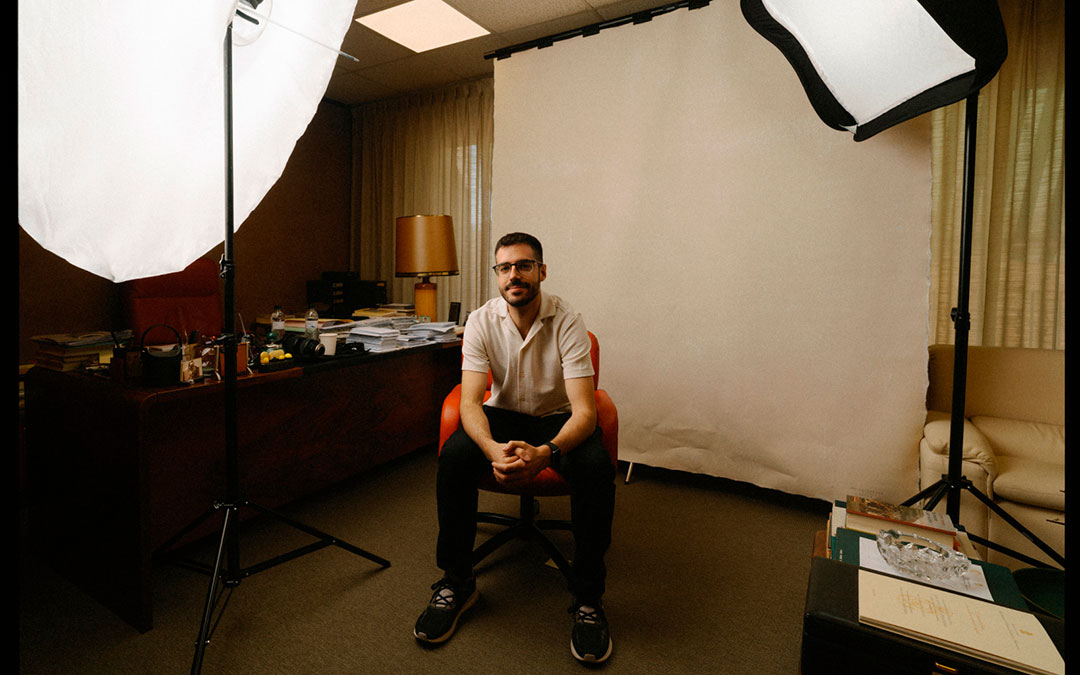 Autorretrato de Navarro, que apostó por crear Canelita Estudio casi a la vez que terminó el grado y no ha dejado de trabajar. / Canelita Estudio