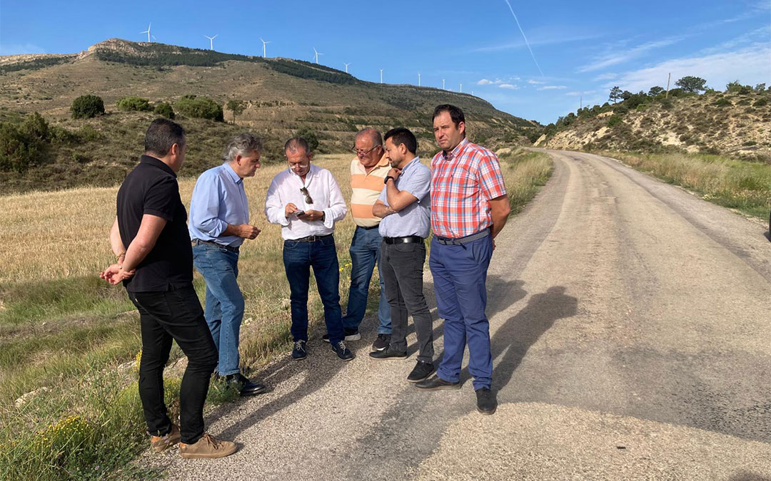 El diputado delegado de Vías y Obras, Francisco Narro, anunció las obras este miércoles en su visita a Utrillas para conocer el estado de la carretera./ DPT