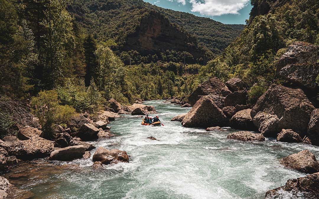 Para tomar las fotografías de rafting, Leticia se adelanta a través de senda. / Leticia Piazuelo