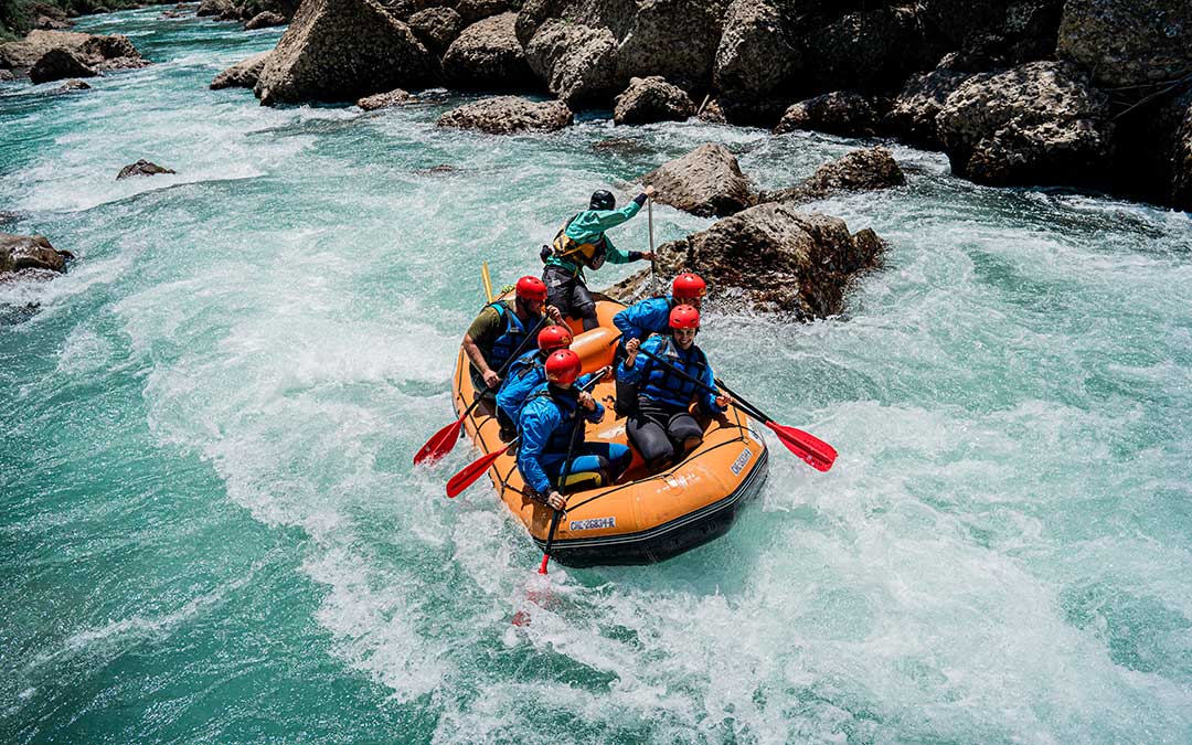 Una de las instantáneas de grupos practicando rafting en el Pirineo. / Leticia Piazuelo