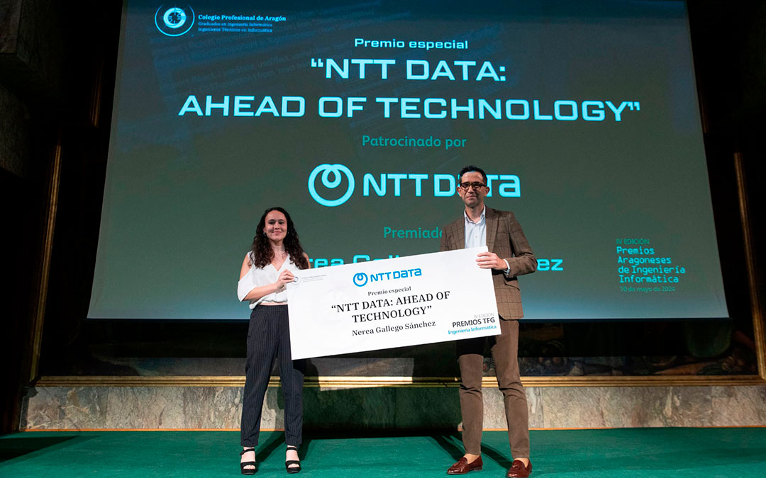 La joven ingeniera informática de Castelserás Nerea Gallego Sánchez en el momento de recoger el premio especial en la IV Edición de los Premios Aragoneses de Ingeniería Informática. / CPGIIARAGON