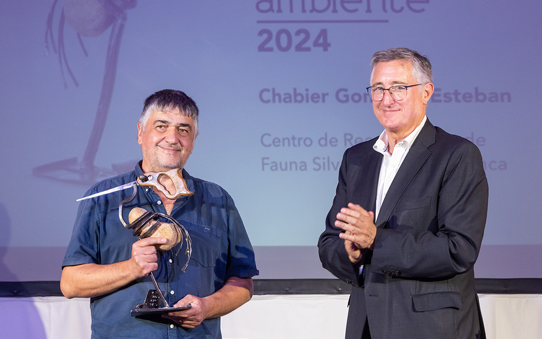 Chabier González Esteban, del equipo veterinario del Centro de Recuperación de Fauna Silvestre (CRFS) de SARGA ha recibido el galardón./ DGA