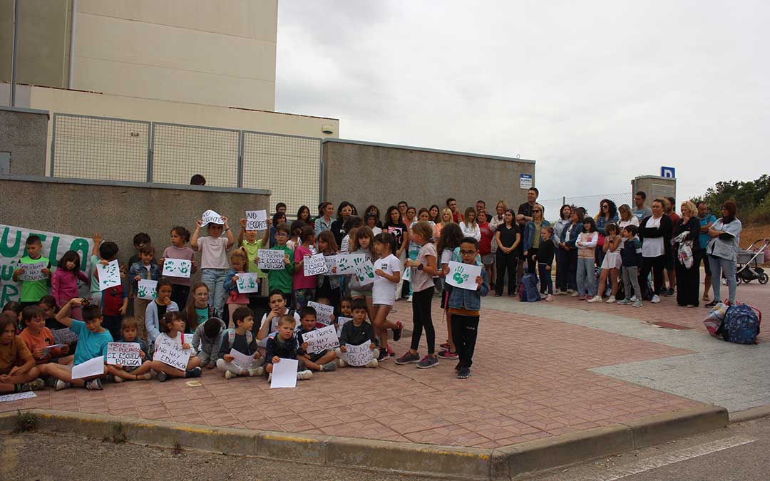 Concentración a las puertas del colegio Juan Sobrarias de Alcañiz./ L. Castel