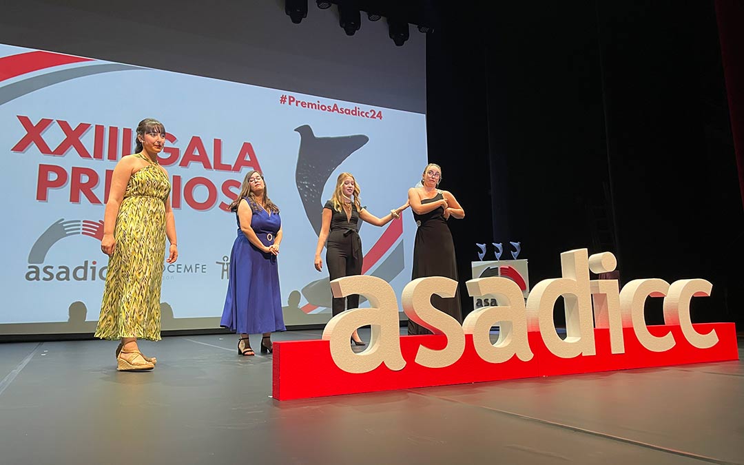 Sketch protagonizado por las cuatro presentadoras de la gala./S. Fondevilla