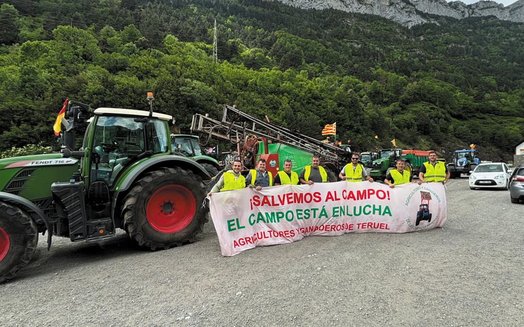 En torno al centenar los manifestantes que se concentraron en el Portalet. /L.C.