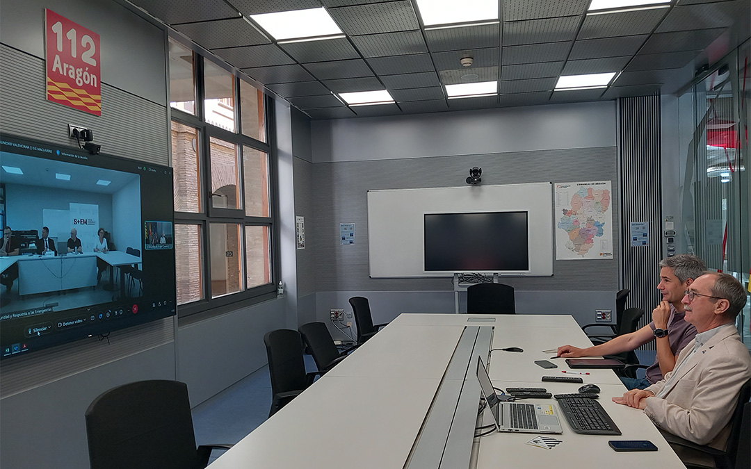 El director general de Interior y Emergencias del Gobierno de Aragón, Miguel Ángel Clavero; y el jefe de servicio de Seguridad y Protección Civil, Jorge Crespo, en la reunión mantenida este viernes./ DGA