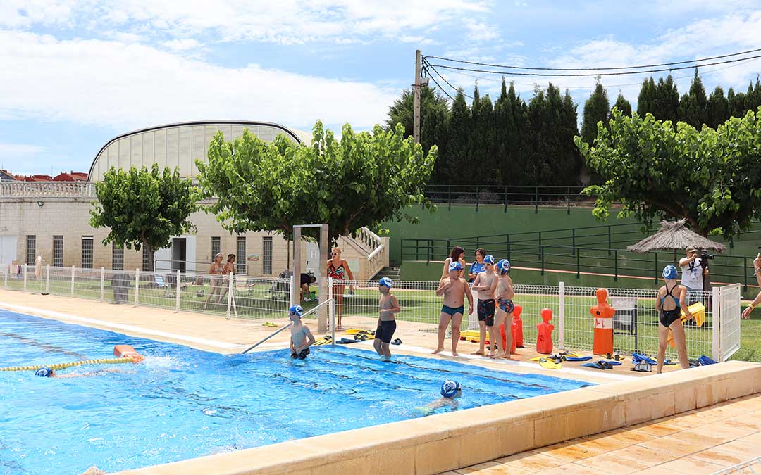Exhibición del equipo loca del club de natación en la piscina. / A.Z