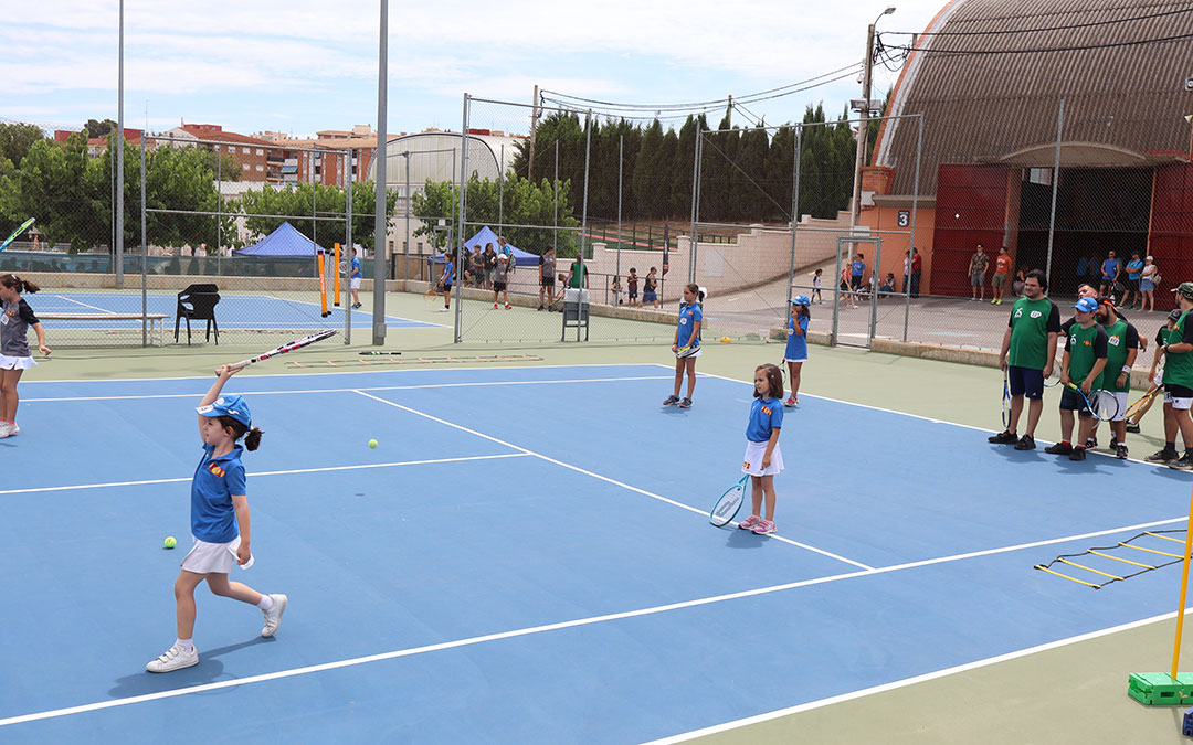 En la pista de tenis se ha podido practicar durante dos horas. / A.Z