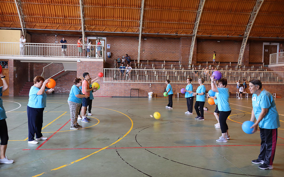 Gerontogimnasia en el interior del pabellón. / A.Z