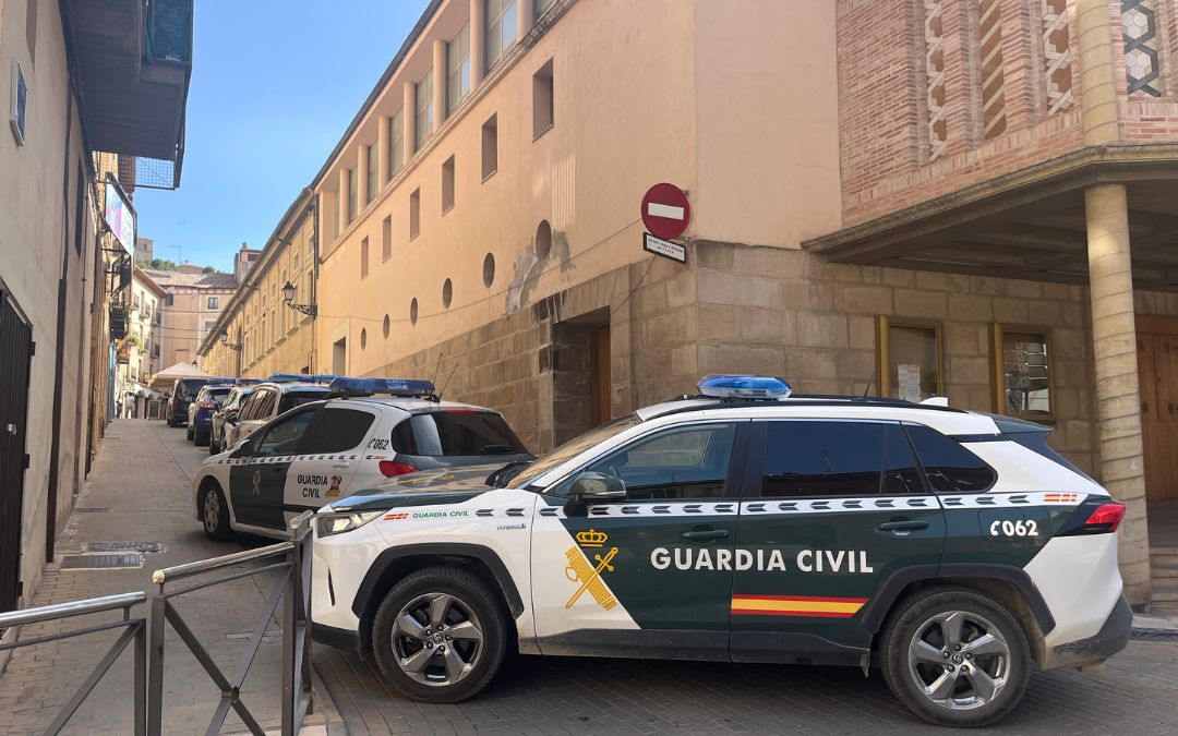 Patrullas del dispositivo policial desplegado este viernes en Alcañiz./ La COMARCA.