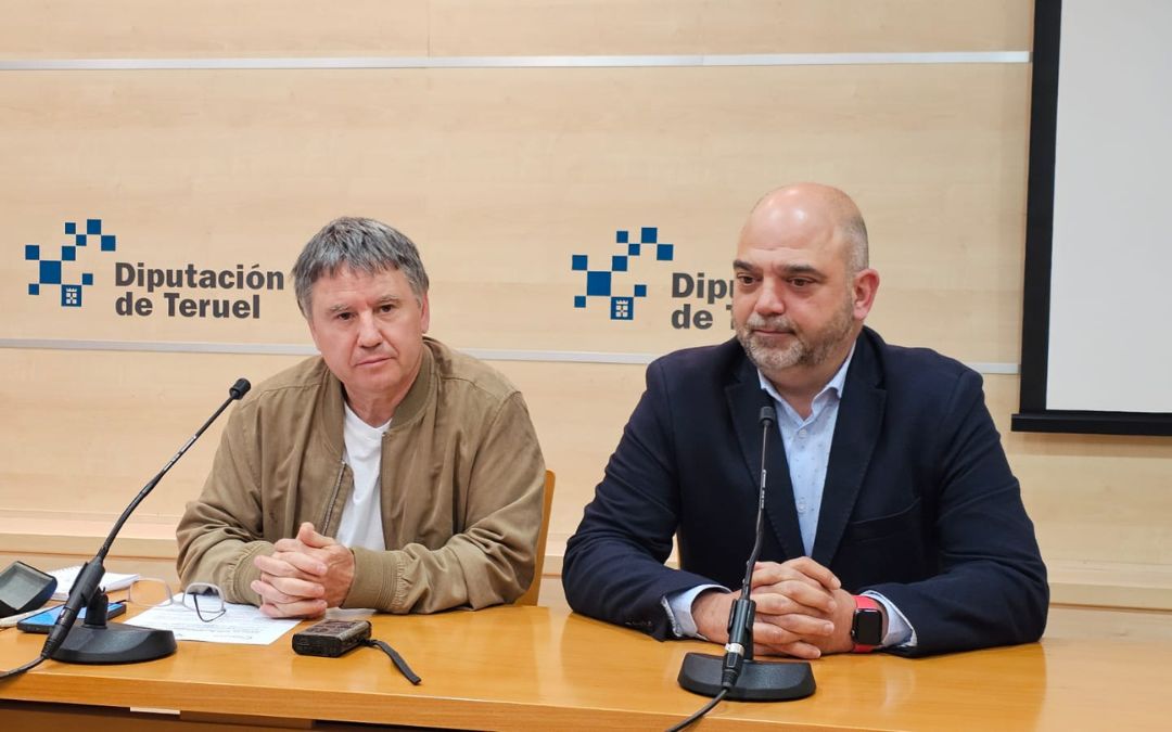 El diputado de Desarrollo Territorial, Despoblación y Fomento del Empleo, Javier Ciprés, y el presidente de Cámara de Comercio de Teruel, Antonio Santa Isabel, presentaron este martes la nueva campaña de bonos./ DPT.