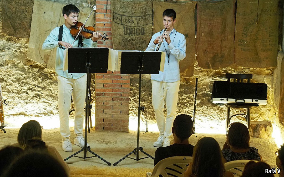 Micro concierto de Dúo Segura./Rafael Valenzuela