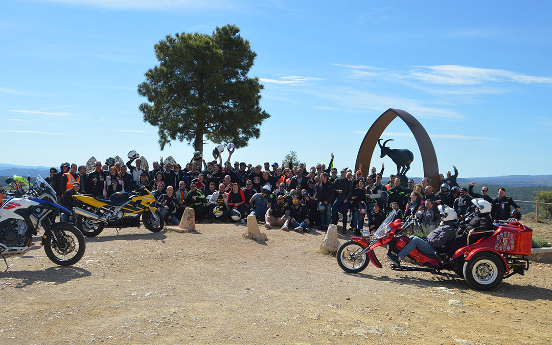 Foto de familia de participantes en la I Concentración Motera de la Silent Route celebrada este sábado. / Marcos Navarro
