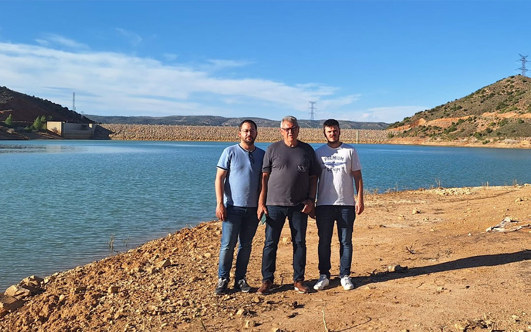 El alcalde y el concejal de Martín del Río junto a Ángel Peralta, diputado del PSOE, en una visita al embalse de Las Parras previa al debate de la PNL en las Cortes para pedir que se proteja el patrimonio arqueológico descubierto./ PSOE