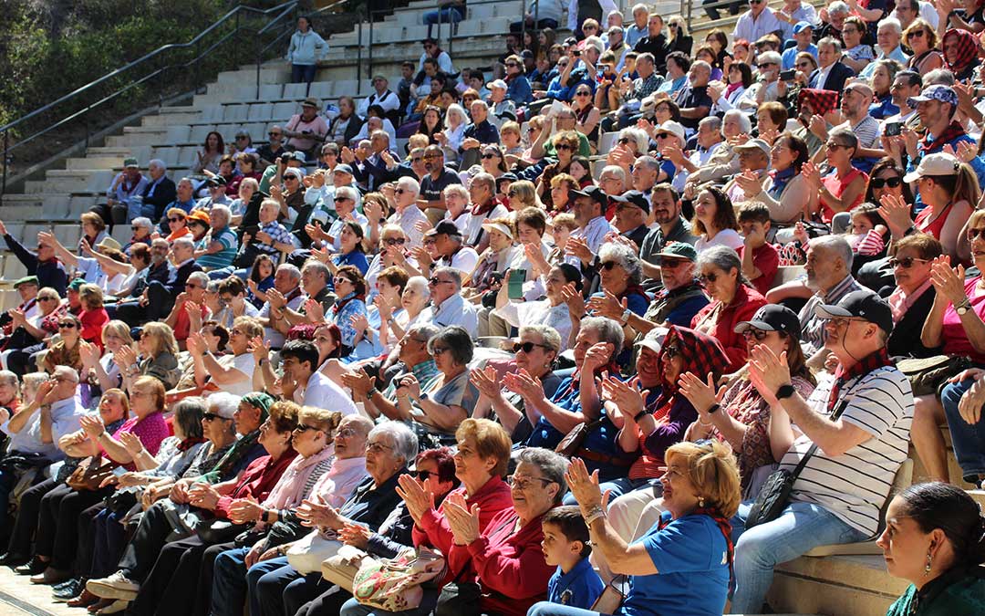 Aplausos del público en Pui Pinos, que combatió el sol como mejor supo en el festival de jota que se celebró sábado y domingo. / B. Severino