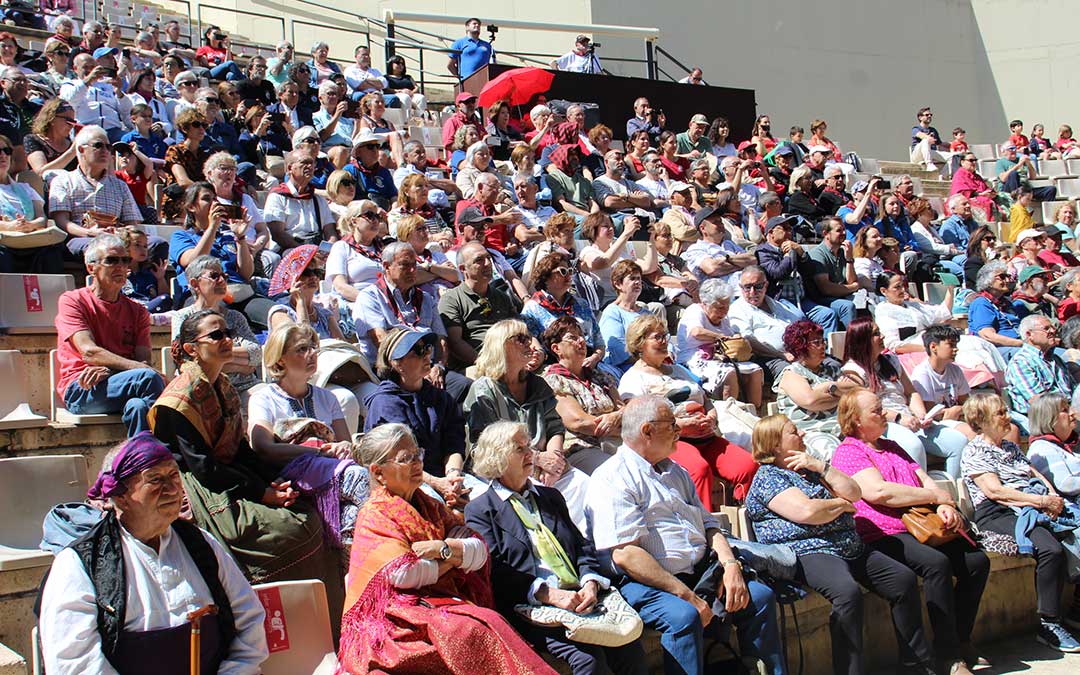 El público en Pui Pinos combatió el sol como mejor supo en el festival de jota que se celebró sábado y domingo. / B. Severino