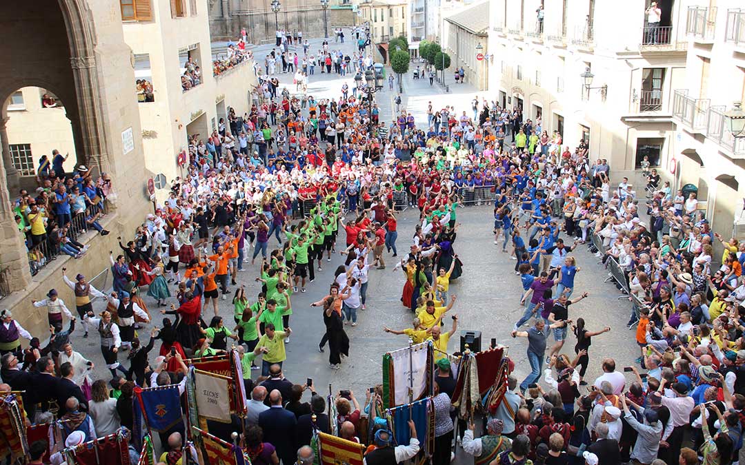 Más de 150 personas bailando la Jota de Alcañiz en la plaza de España. / B. Severino