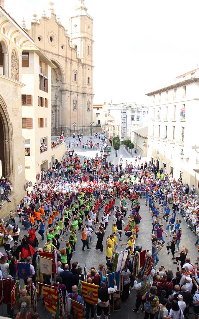 Más de 150 personas bailando la Jota de Alcañiz en la plaza de España. / B. Severino