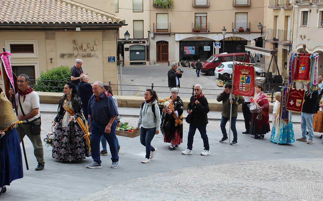 Rumbo a la ofrenda del domingo por la mañana. / B. severino