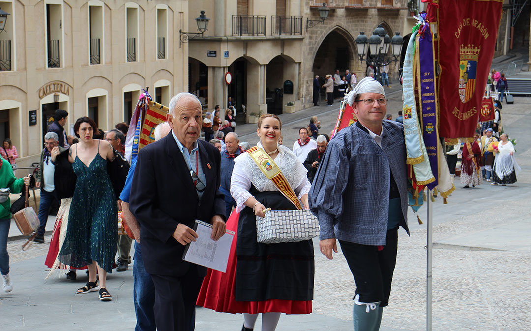 Rumbo a la ofrenda del domingo por la mañana. / B. severino