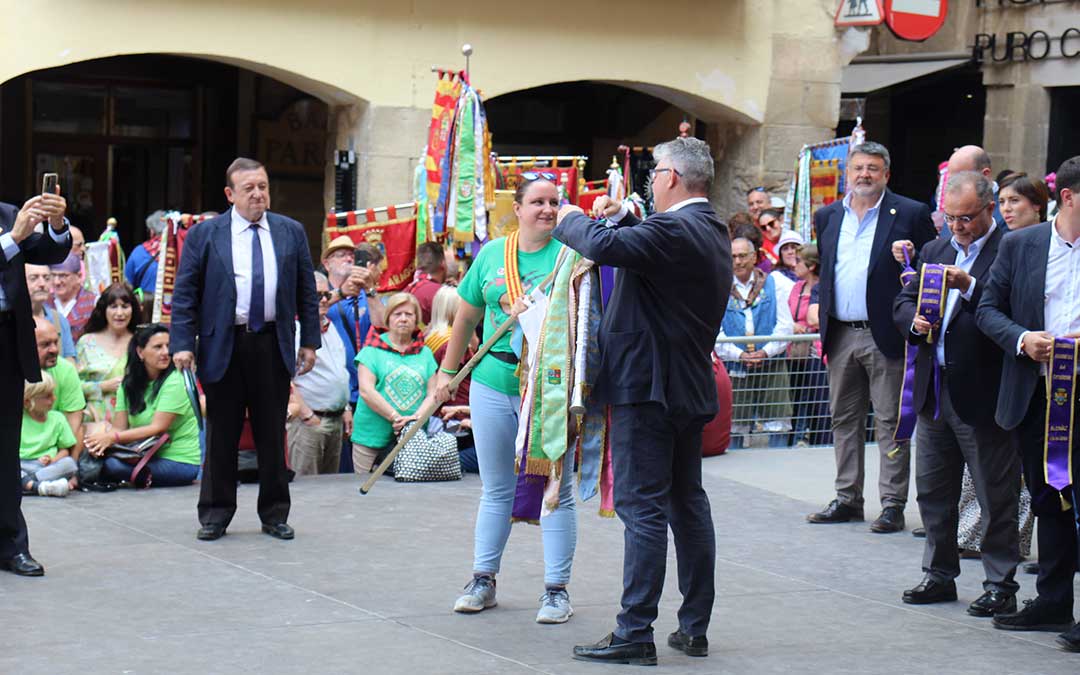 El presidente de la Comarca del Bajo Aragón, José Miguel Celma, colocando uno de los corbatines. Luego él también recibió para la institución comarcal. / B. Severino