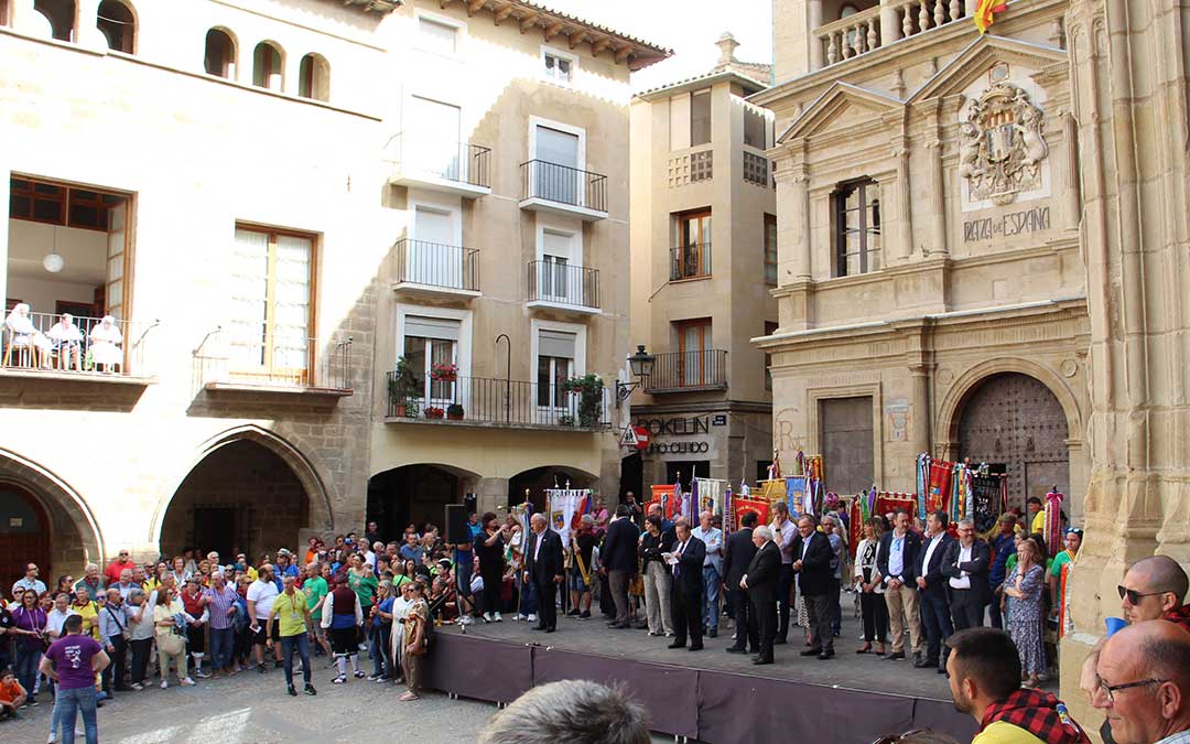 Escenario con los estandartes y autoridades para presenciar la Jota de Alcañiz. / B. Severino