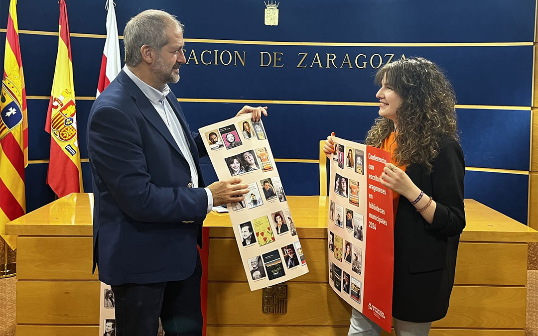 El diputado delegado de Archivos y Bibliotecas de la Diputación de Zaragoza, José Manuel Latorre, y a Laura Latorre, una de las escritoras participantes en Encuentros con escritores aragoneses en la presentación del ciclo en la DPZ./ DPZ