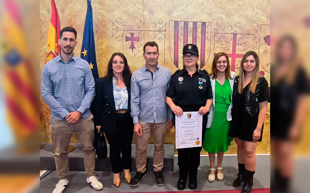 Rosario Fortuño tras la condecoración junto a familiares, la alcaldesa de Caspe, Ana Jarque, la concejal de Policía Local, Encarna Romero, y el jefe de Policía Local en funciones, Cristian Villacampa./ Ayto. Caspe